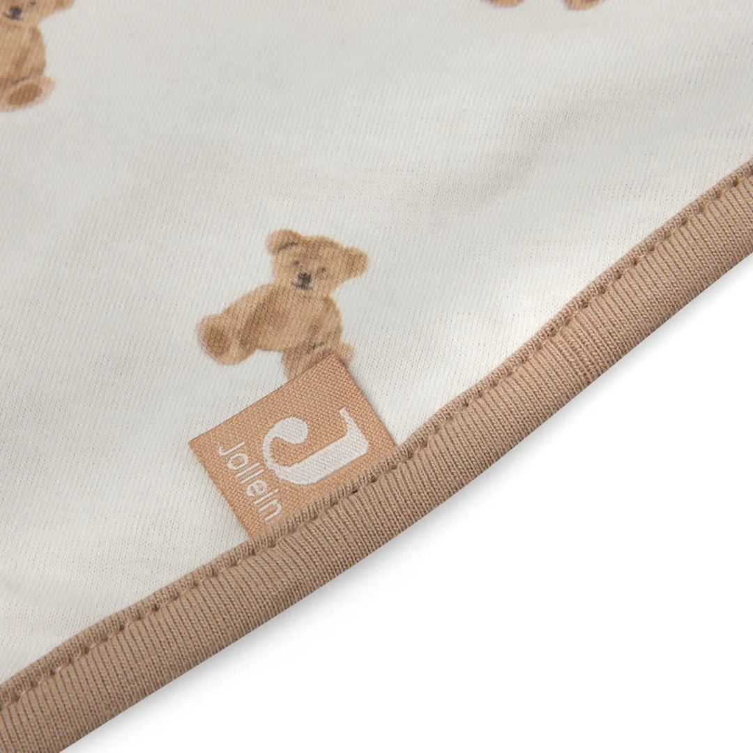 Zacht babydekentje in wit met teddybeer print en beige bies, ideaal voor kinderkamer.