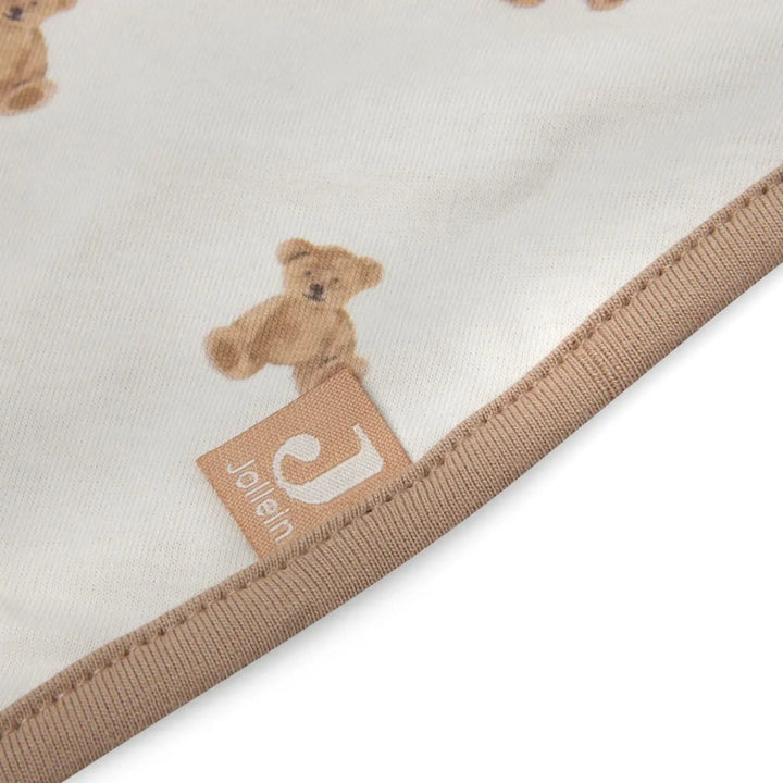 Zacht babydekentje in wit met teddybeer print en beige bies, ideaal voor kinderkamer.