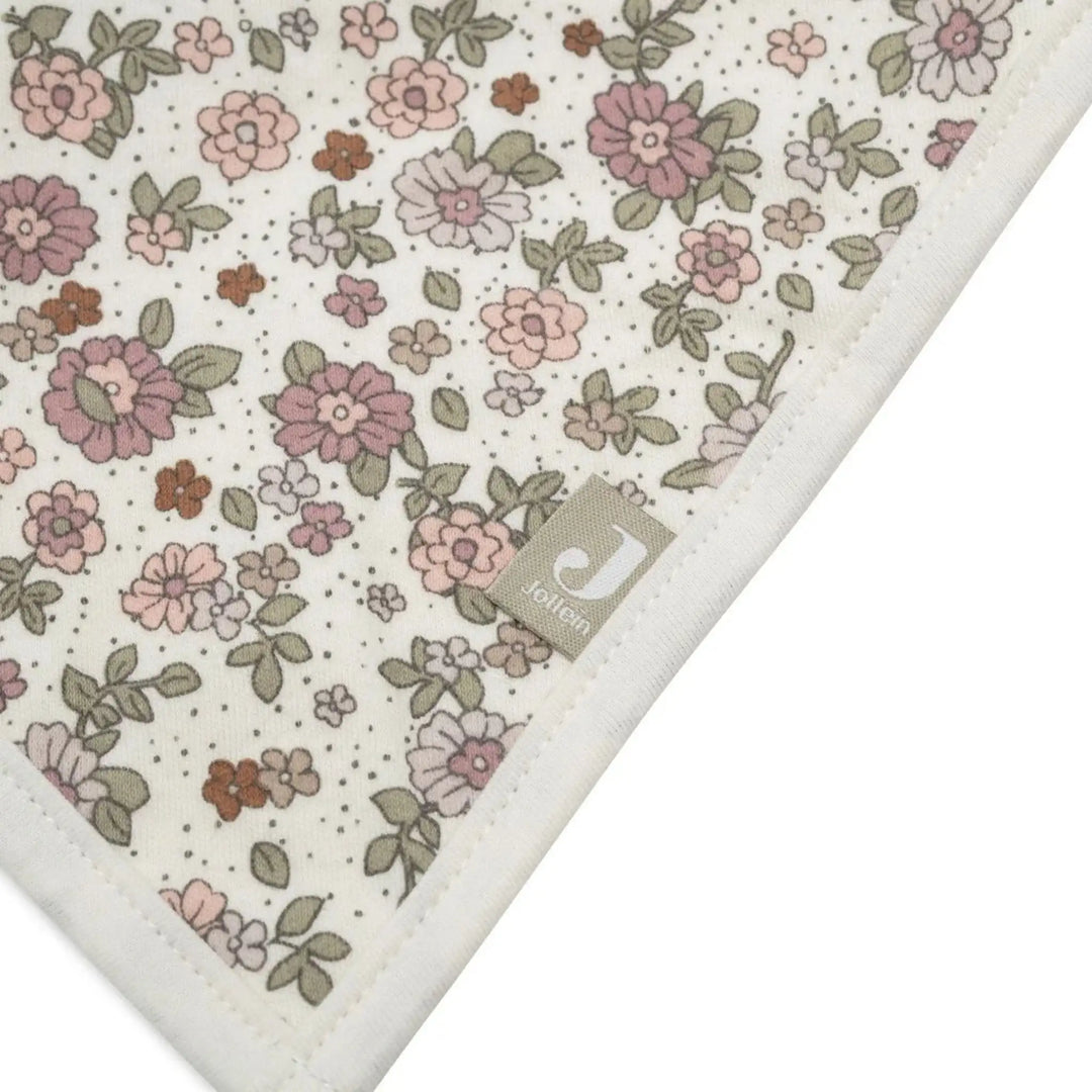 babydeken met bloemenprint in pastelkleuren, detail van zachte katoenen stof