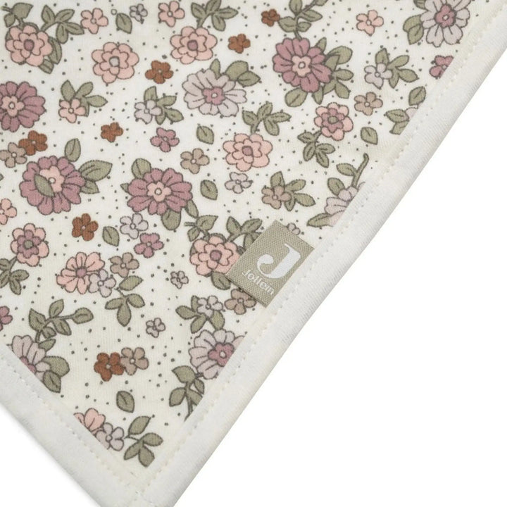babydeken met bloemenprint in pastelkleuren, detail van zachte katoenen stof