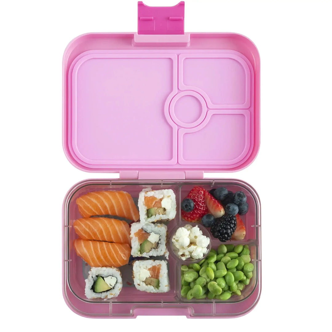 Roze lunchbox met sushi, edamame, fruit en popcorn, kinderlunch, bento box