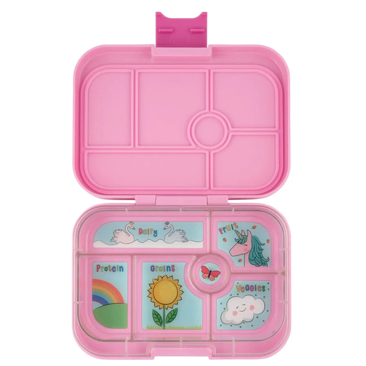 Roze kinderlunchtrommel met vakjes en kleurrijke illustraties, ideaal voor schoollunch.