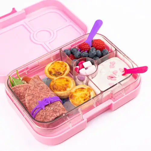 Roze lunchbox voor kinderen met wraps, hartige taartjes, fruit en yoghurt