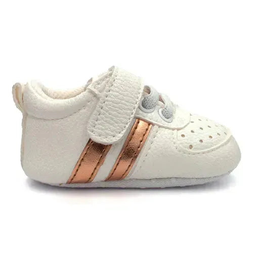 Baby Boy Sneakers Wit met Gouden Strepen - Tiny Giggles