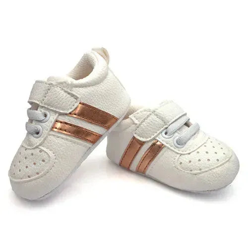 Baby Boy Sneakers Wit met Gouden Strepen - Tiny Giggles