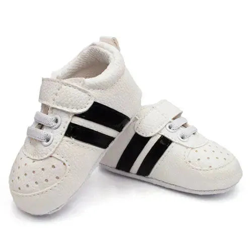 Baby Boy Sneakers Wit met Zwarte Strepen - Tiny Giggles