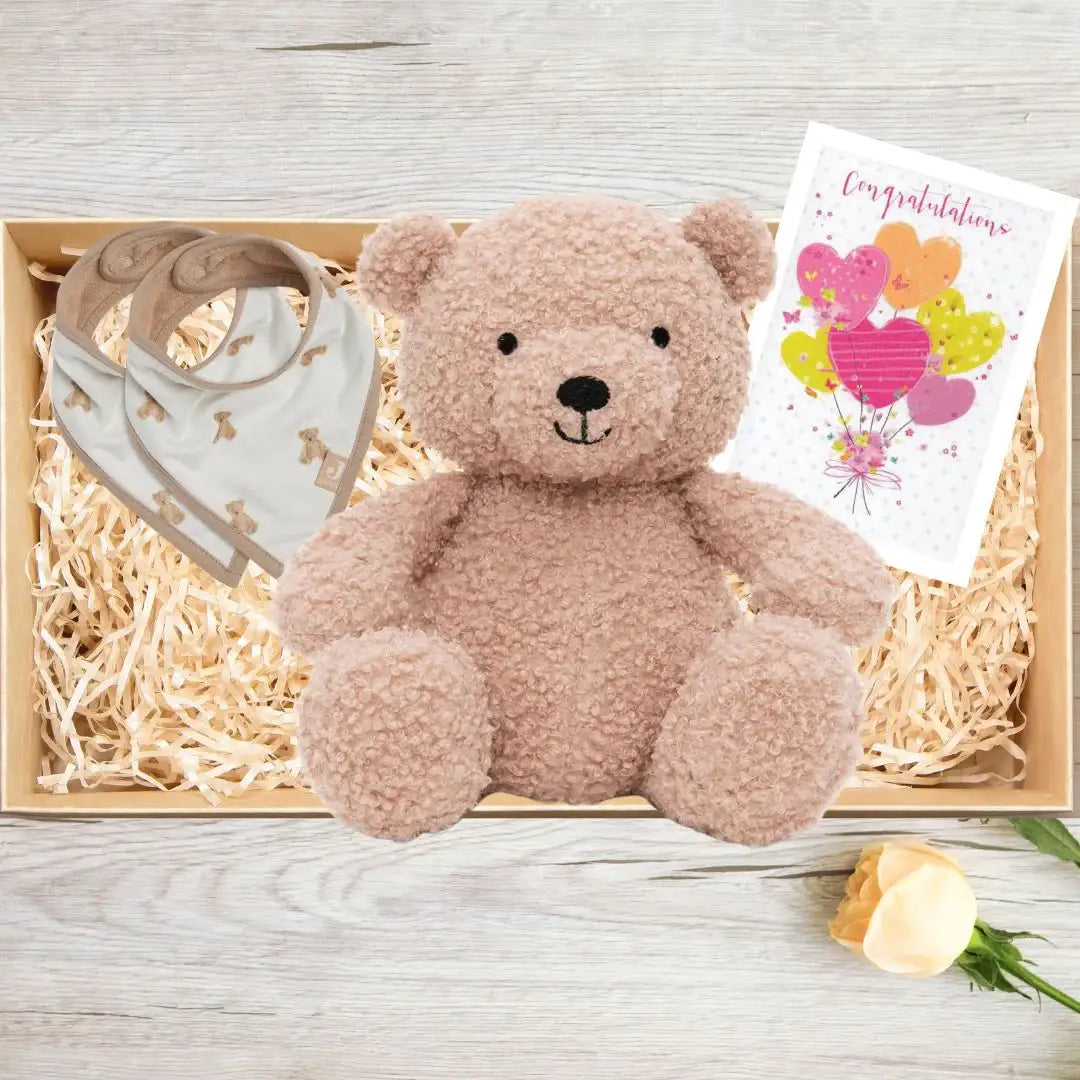 Cadeaubox met zachte teddybeer knuffel, slabbetjes en felicitatiekaart voor baby